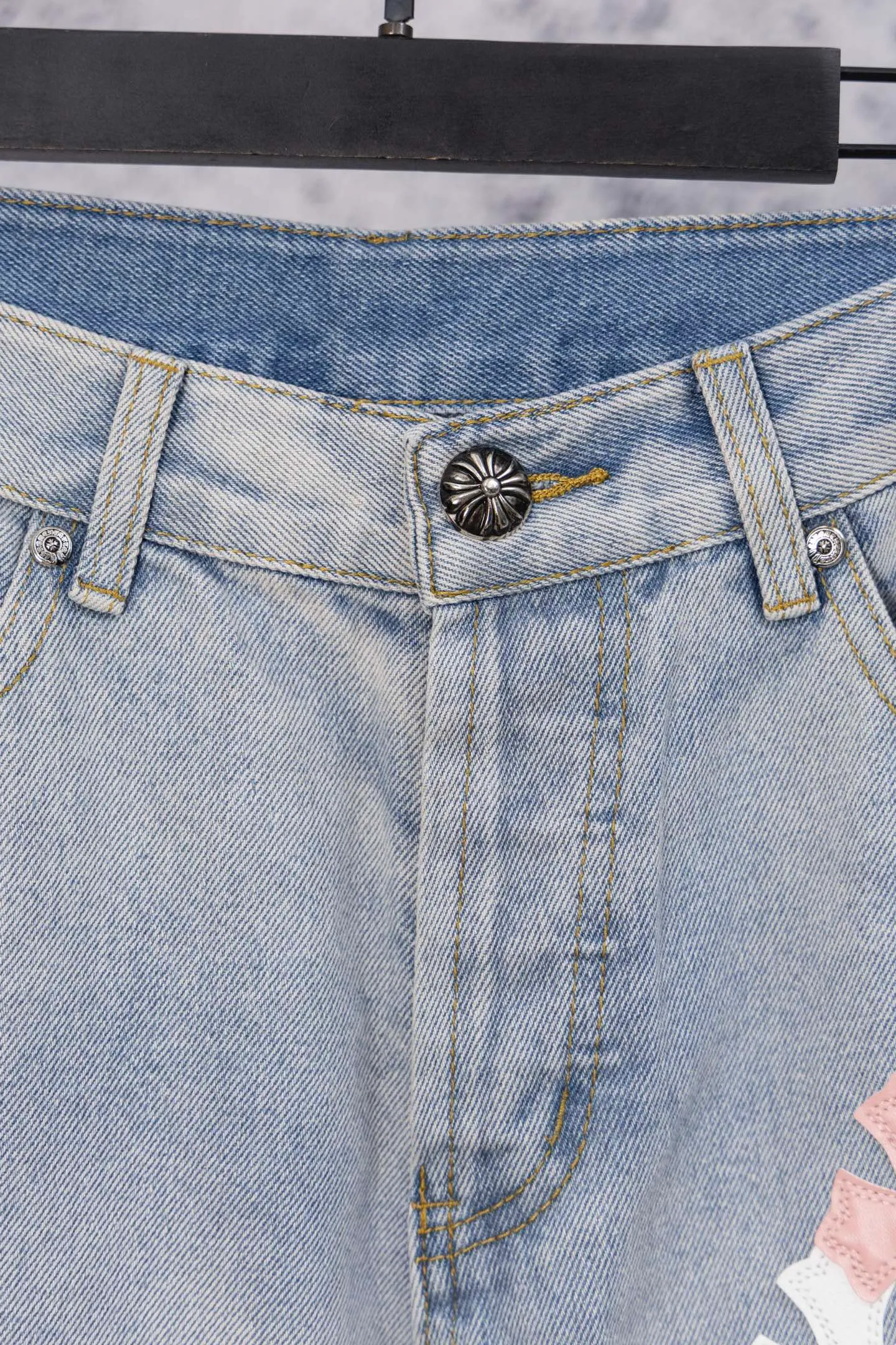 P250 Chromehearts CH limited street graffiti jeans, light blue washed denim, covered with crosses, stars, cartoon characters and other hand-painted graffiti, full of street feel. The counter price is 34W level, patchwork cross flower embellishment, washed jeans! ! An absolutely high-end luxury product, a 1.9W-level god-level single product, a super popular product, made by top heavy industry, a magic weapon that cannot be missed! [About Zangyin] This is an extremely luxurious fashion brand that can also be called the aristocracy of the high street. It has always been an exclusive brand for some hipsters or rich second generations. Compared with ordinary high streets, it is more luxurious and noble. Compared with luxury brands, it is more fashionable and individual. It has always been a brand that I have a special liking for. [Top heavy industry fashion design] Consistently high-street luxury style. Speaking of this style, the Zangyin family and GU family are definitely the leading representative brands. Especially the Zangyin family has really achieved a state-of-the-art effect in creating high-street style. The unique washed material is used to create this style. The color system is already quite eye-catching. After it is decorated with patchwork cross flowers, it cleverly highlights the charm of the brand. Secondly, this style uses classic The high-waist cutting design highlights the long legs and fashionable temperament of the upper body. The brand is highly recognizable and the slim fit configuration is more suitable for daily wear. It is a product that interprets personality, fashion, and specifications at a glance. This single product is enough to make any fan excited. It can be a white T-shirt for a youthful college style, or a tight suspender for a royal style. It has strong matching ability and can be easily controlled by men.  [Materials and craftsmanship] Needless to say, this point goes without saying. As an excellent craftsman brand, Zangyin’s requirements for details and craftsmanship are really perfect. The washed color of this model has gone through so many processes, not to mention the embellishment of denim appliques. It is also purely hand-made and sewn. Just like what they believe in, only hand-made things have soul and have the meaning of wear. A top-notch heavy-duty fashionable denim item, I look forward to your perfect interpretation! !  Color: blue Size: 28-36